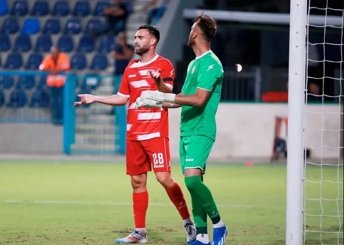 מהדי זועבי שוער הפועל אום אל פאחם לצד ניב שראל