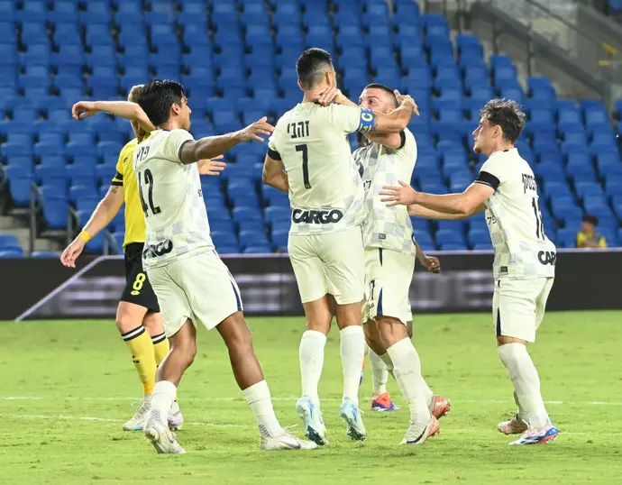 שחקני מכבי תל אביב חוגגים שער של ערן זהבי