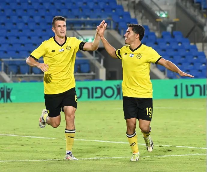 סאהר תאג'י, איגור זלאטנוביץ' שחקני מכבי נתניה חוגגים