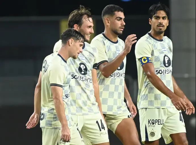 שחקני מכבי תל אביב חוגגים: גבי קניקובסקי, יוריס ואן אובריים, רז שלמה, דור פרץ