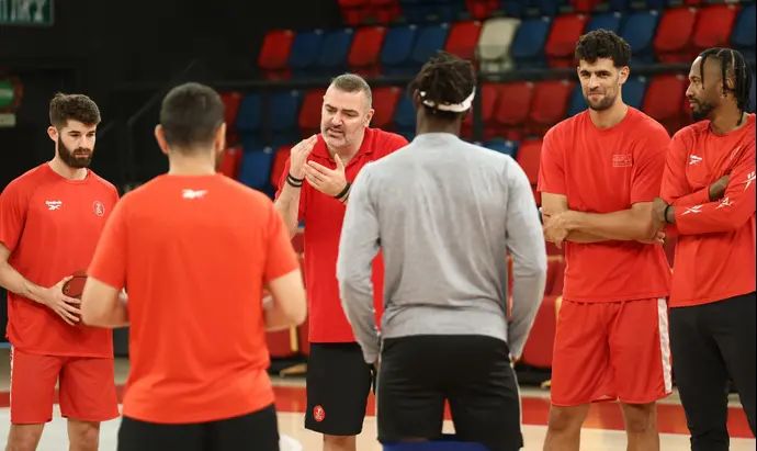 מאמן הפועל תל אביב ושחקני הקבוצה, בריאן אנגולה, תומר גינת, יונתן רבינוביץ'