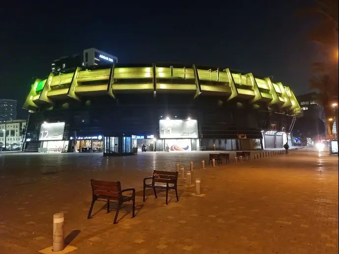 היכל מנורה מבטחים הואר בצהוב לזכרם של הנופלים, להחלמתם של הפצועים ולמען חזרתם של החטופים