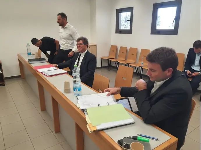 תובע ההתאחדות לכדורגל גלעד ברגמן, עורך הדין אייל יפה, עורך הדין רועי רוזן, אביתר אילוז (מימין לשמאל)