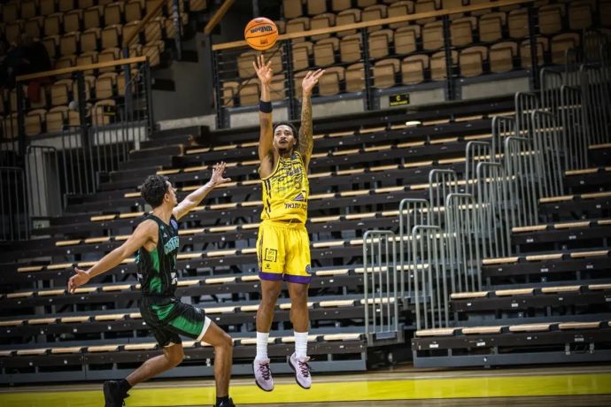 ג'יילן אדאמס, הפועל חולון