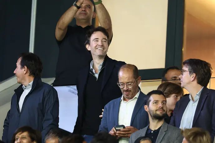 המיליארדר אנטואן ארנו במשחק של פריז סן ז'רמן