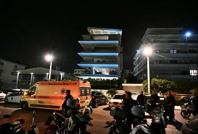 המשטרה מחוץ לביתו של ג'ורג' באלדוק, הכדורגלן היווני שמת במפתיע