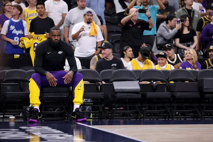 שחקן לוס אנג'לס לייקרס לברון ג'יימס