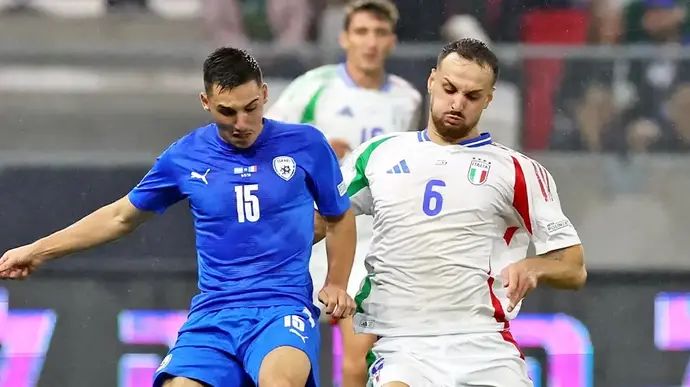 פדריקו גאטי שחקן נבחרת איטליה מול אוסקר גלוך שחקן נבחרת ישראל