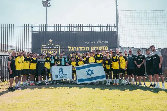 בית"ר ירושלים אירחה שני חיילי צה"ל באימון הקבוצה לשיחה על המלחמה, הגבורה והתקוות