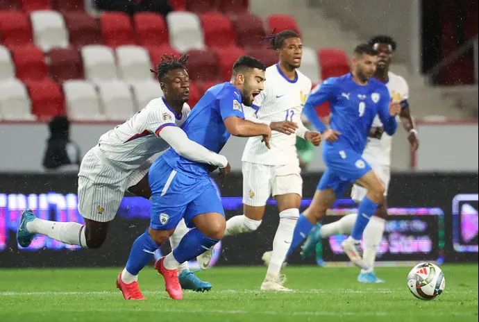 אודארדו קמאבינגה נבחרת צרפת לצד מוחמד אבו פאני נבחרת ישראל