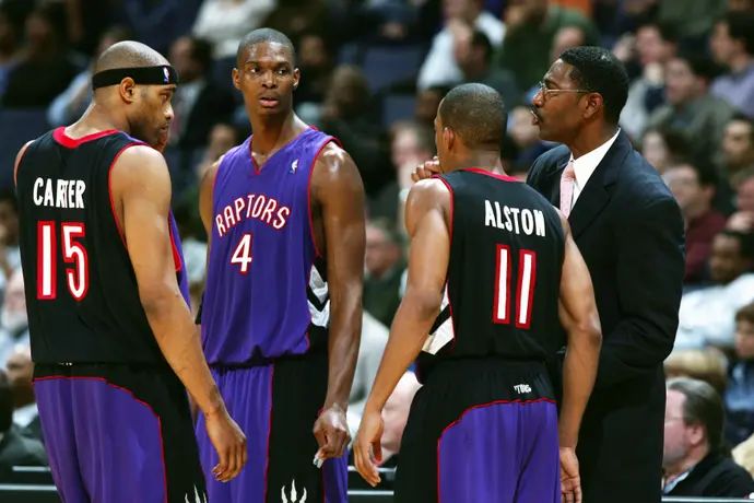 סאם מיטשל, מאמן טורונטו לצד כריס בוש, וינס קרטר