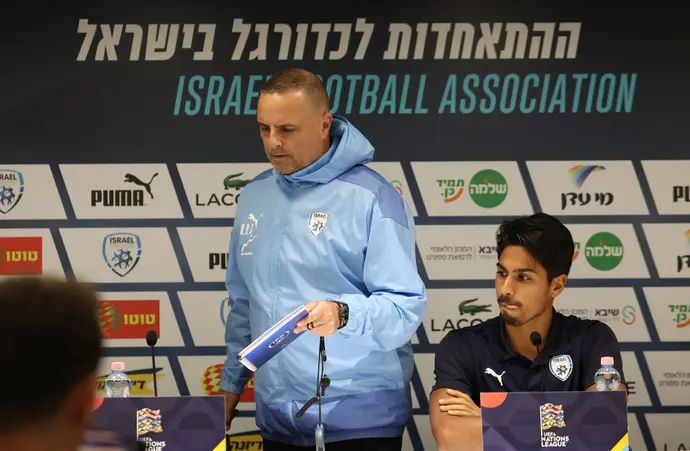 רן בן שמעון מאמן נבחרת ישראל במסיבת עיתונאים לצד דור פרץ