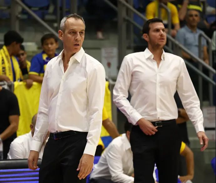 מאמן מכבי תל אביב עודד קטש לצד עוזרו גיא פניני