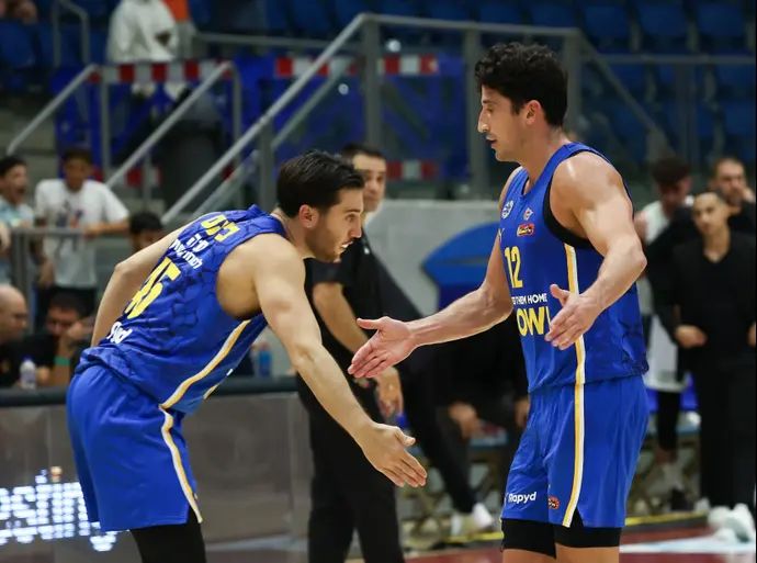 שחקני מכבי תל אביב תמיר בלאט, ג'ון דיברתולומאו