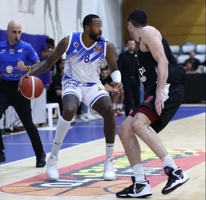 שחקן עירוני רמת גן אייזאה מיילס