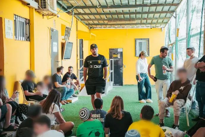 המנהל המקצועי של בית"ר ירושלים אלמוג כהן משוחח עם ילדי פנימיית "בית הילד" שהתארחו באימון הקבוצה