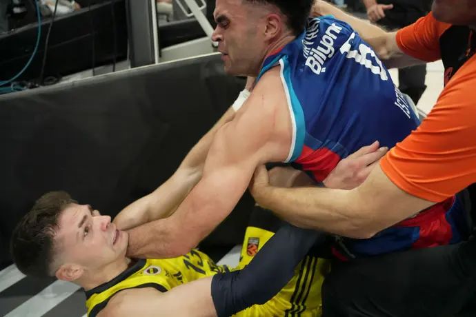 שחקן אנאדולו אפס אלייז'ה בריאנט בעימות עם שחקן פנרבחצ'ה טאריק ביברוביץ'
