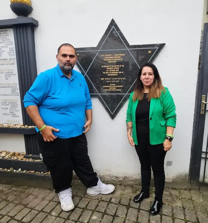 איציק בן לולו וענת שרף נעים ליד האנדרטה