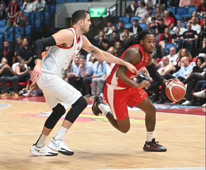 שחקן הפועל ירושלים ספידי סמית' מול שחקן הפועל תל אביב עוז בלייזר