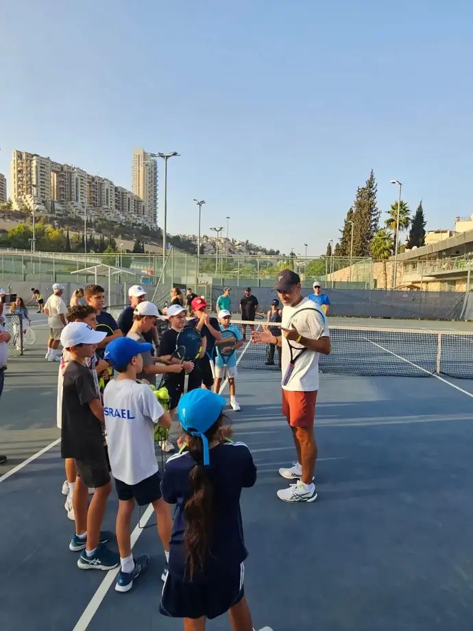 אנדי רם במרכז הטניס והחינוך בירושלים