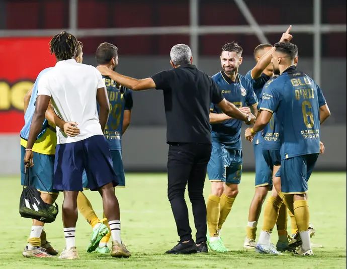 שחקני מכבי בני ריינה עם המאמן שרון מימר, קרלו ברוצ'יץ' במרכז