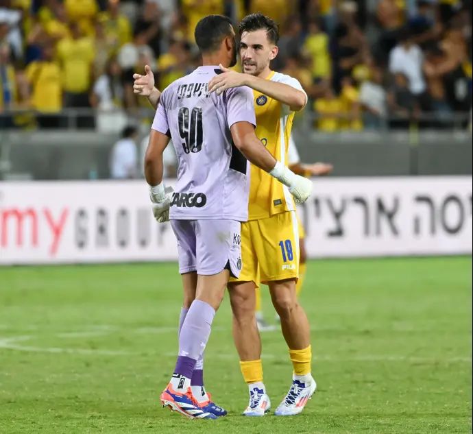 נמניה סטואיץ' לצד רועי משפתי שוער מכבי תל אביב