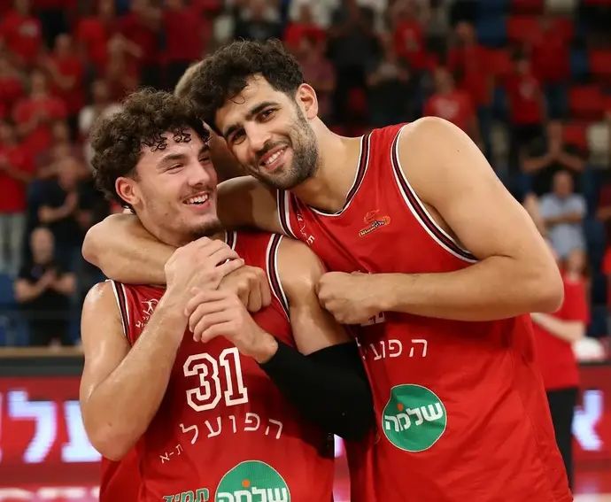 שחקן הפועל תל אביב תומר גינת עם נועם יעקב
