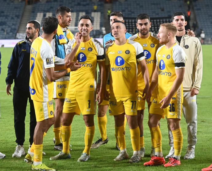 שחקני מכבי תל אביב חוגגים