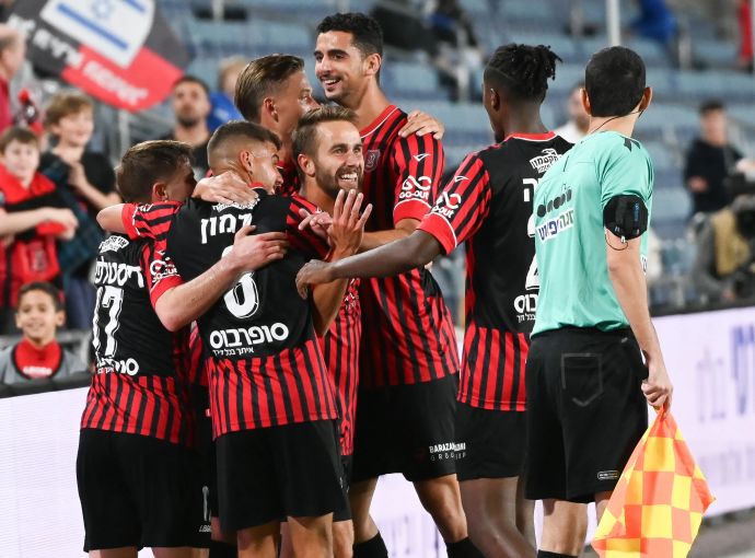 שחקני הפועל ירושלים חוגגים עם עומר אגבדיש