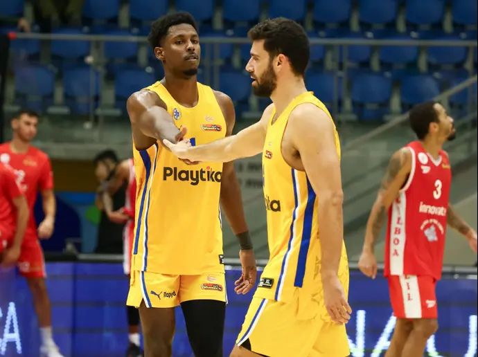 שחקן מכבי תל אביב רפי מנקו עם ג'יילן הורד