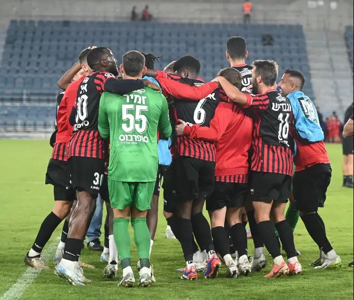 שחקני הפועל ירושלים חוגגים