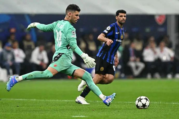 עומרי גלזר שוער הכוכב האדום בלגרד מול מהדי טארמי שחקן אינטר