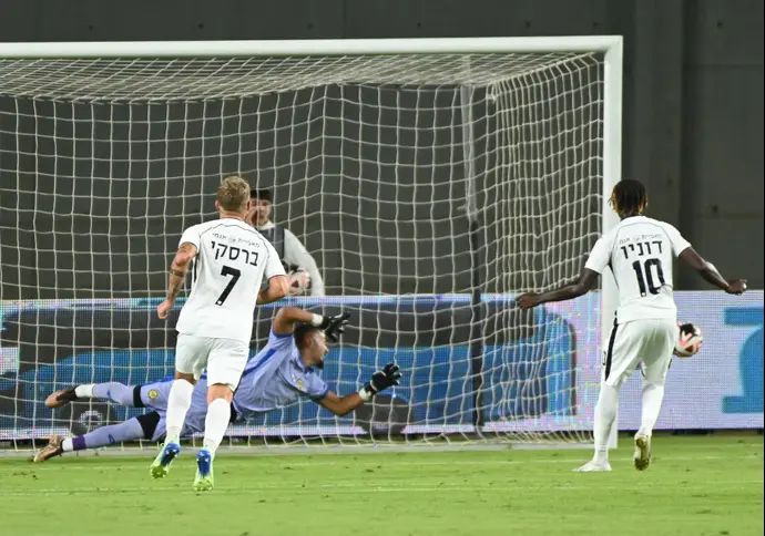 חלוץ הפועל חדרה גודסוויי דוניו מחמיץ פנדל נגד מכבי נתניה