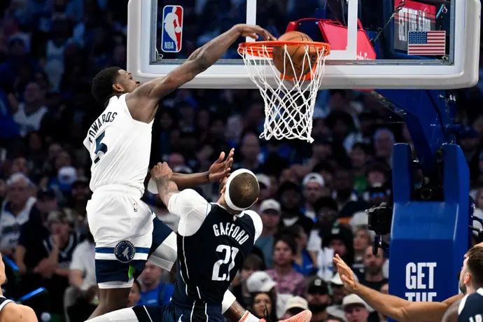 כוכב מינסוטה אנתוני אדוארדס מטביע מעל ההגנה של דאלאס