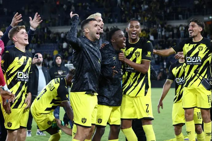 שחקני בית"ר ירושלים חוגגים