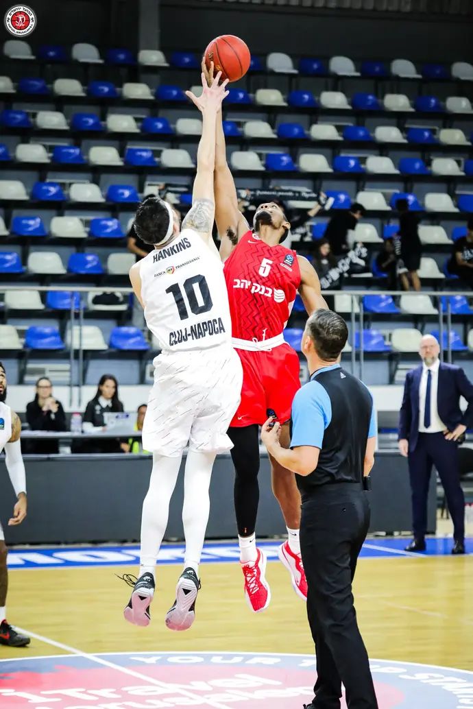 אוסטין וויילי הפועל ירושלים מול זאק הנקינס קלוז'