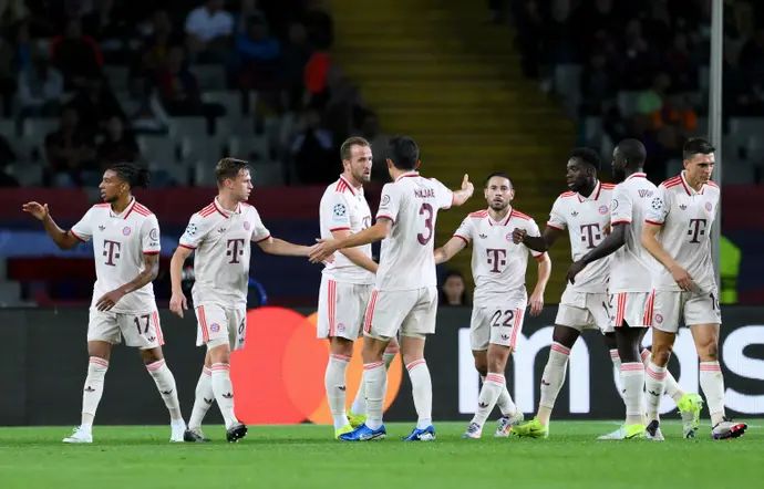 שחקני באיירן מינכן חוגגים עם הארי קיין