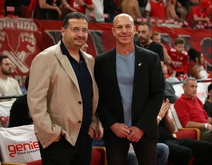 בעלי הפועל תל אביב עופר ינאי עם יו"ר מנהלת הליגה ארי שטיינברג
