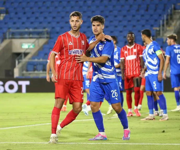 נדב נידם שחקן עירוני קרית שמונה מול שחקן בני סכנין אחמד סלמן