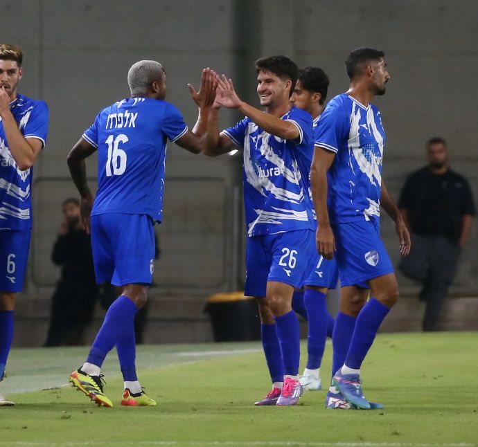 אלפרדו סטיבנס שחקן עירוני קרית שמונה עם נדב נידם