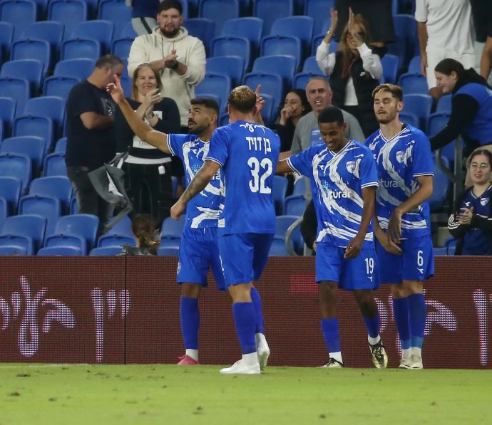 רועי זיקרי שחקן עירוני קרית שמונה חוגג עם חבריו