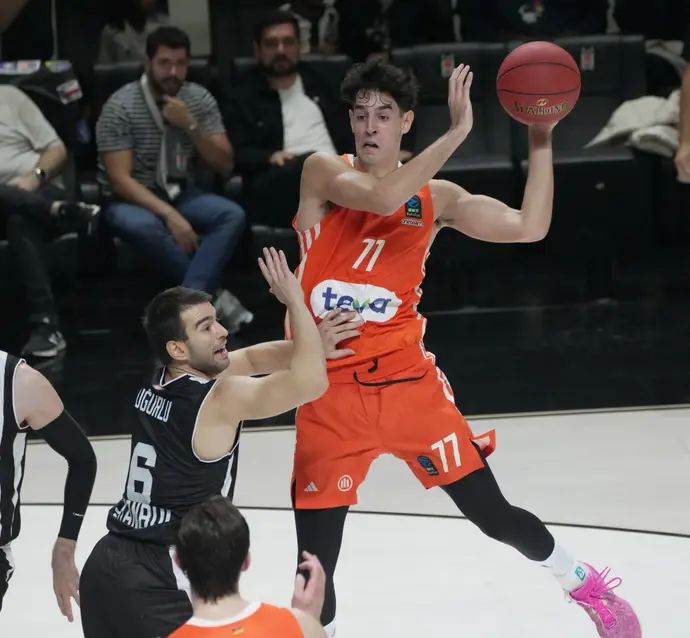 בן שרף במדי אולם