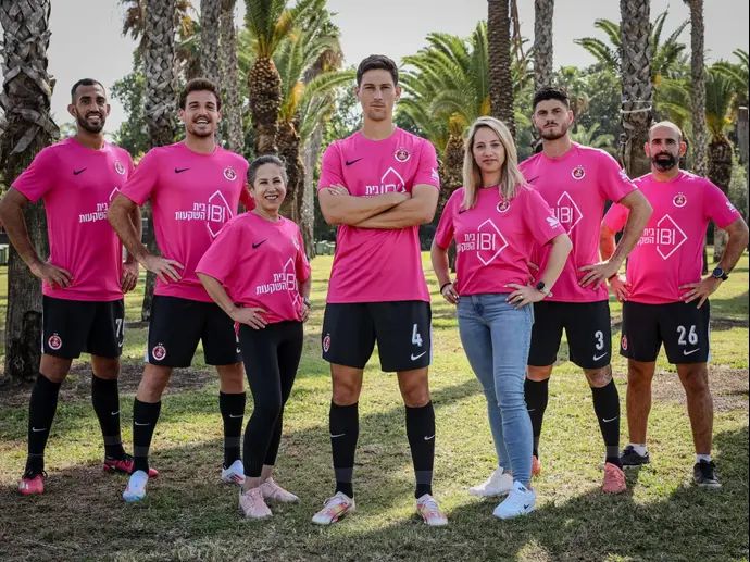 שחקני הפועל תל אביב עם חולצות ורודות לרגל חודש המודעות לסרטן השד