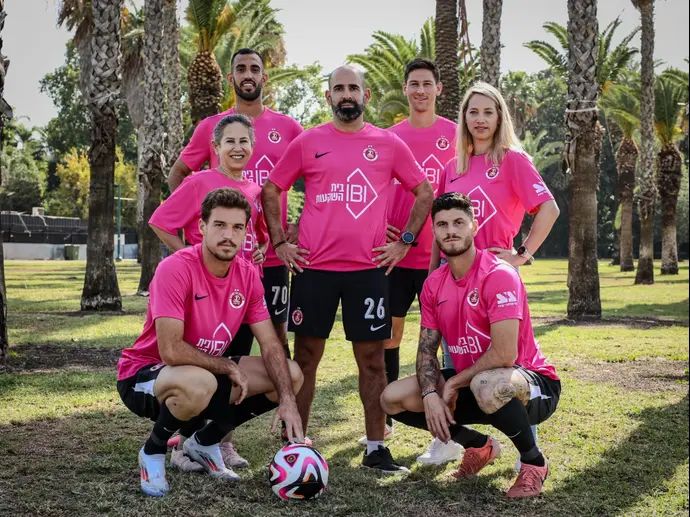 שחקני הפועל תל אביב עם חולצות ורודות לרגל חודש המודעות לסרטן השד