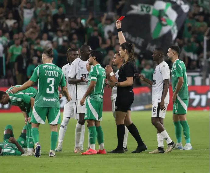 השופטת ספיר ברמן שולפת כרטיס אדום לעבר ממאדו אמבוג' שחקן הפועל חדרה