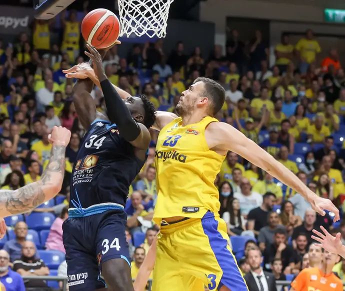 שחקן הפועל אילת דרק אוגביידה מול שחקן מכבי תל אביב אנטה ז'יז'יץ'