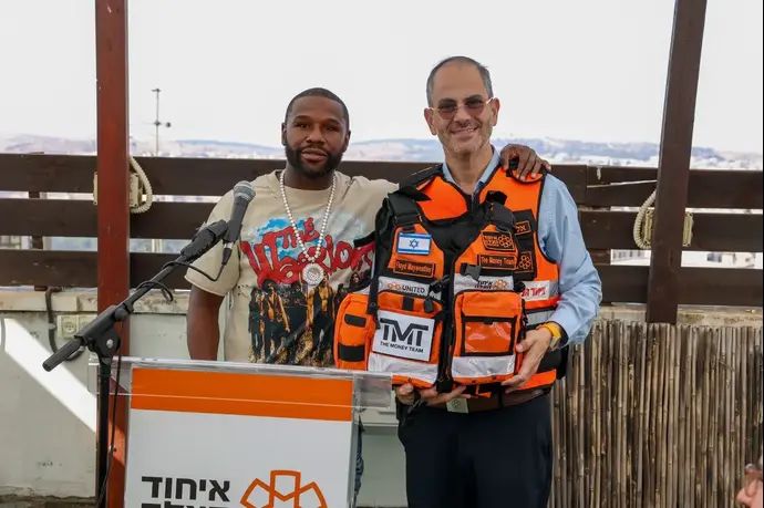 אלוף העולם לשעבר המתאגרף פלויד מייוות'ר תרם 100 אלף דולר לארגון איחוד והצלה