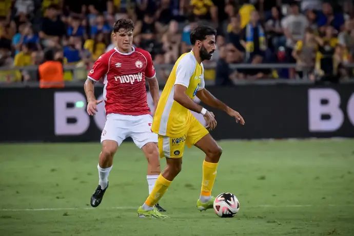 שחקן הפועל באר שבע, יוני סטויאנוב, מול שחקן מכבי תל אביב אופיר דוידזאדה