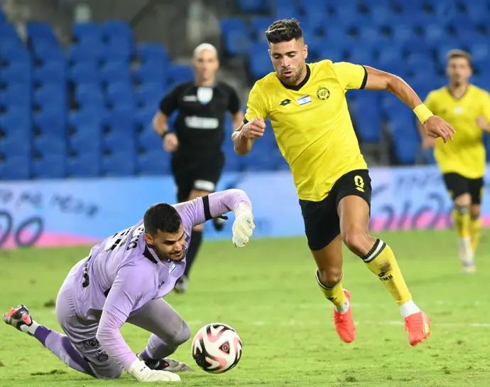 שחקן מכבי נתניה איתמר שבירו ליד שוער מכבי תל אביב רועי משפתי