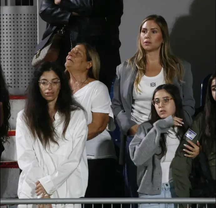 אחותו ואמו של ליאור אסולין במשחק לזכרו